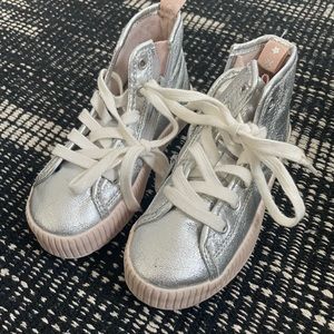 Girls silver metallic sneakers